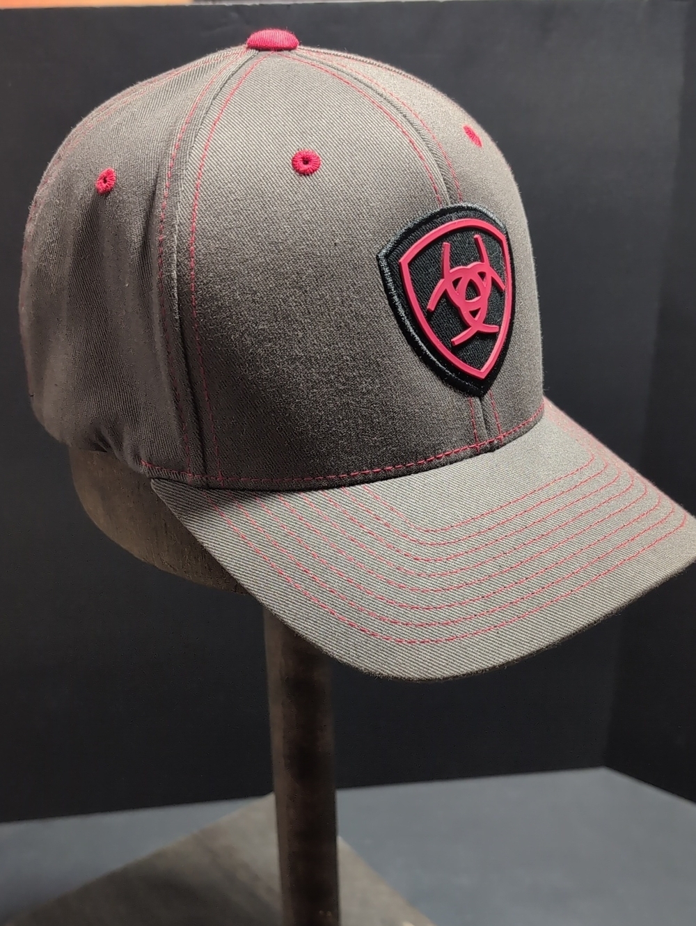 Ariat Men's Flexfit Gray/Red Fitted Hat,L/XL.